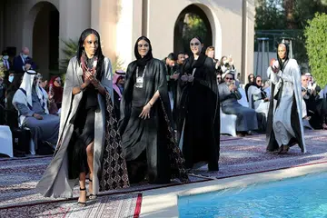 Sekumpulan pragawati Saudi memaparkan koleksi abaya terbaru Puteri Saudi Safia Hussain, semasa pertunjukan fesyen di Riyadh, Arab Saudi baru-baru ini.