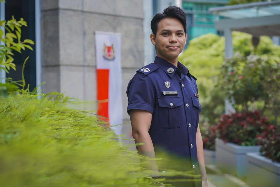 LANJUT PELAJARAN: Setelah 11 tahun dalam ICA, Inspektor Pusat Pemeriksaan (1) Muhamad Izuan Muhamad Ismail melanjutkan pelajarannya di universiti dengan biasiswa Kementerian Ehwal Dalam Negeri.