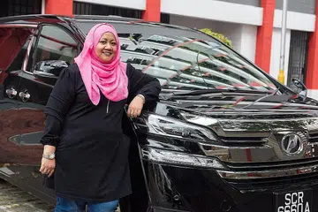 PEMANDU BEBAS UBER: Cik Nurashika dengan kereta sewa yang digunakan bagi mencari rezeki untuk menampung keluarganya. - Foto BH oleh LEE JIA WEN