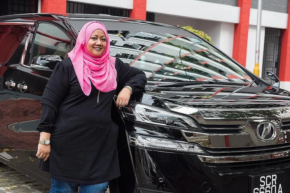 PEMANDU BEBAS UBER: Cik Nurashika dengan kereta sewa yang digunakan bagi mencari rezeki untuk menampung keluarganya. - Foto BH oleh LEE JIA WEN