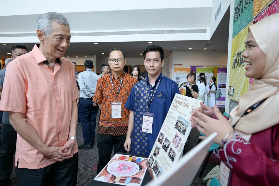 Menteri Kanan, Encik Lee Hsien Loong (kiri), berkunjung ke pameran sempena Sidang HarmonyWorks! anjuran OnePeople.sg di ITE Kolej Timur.