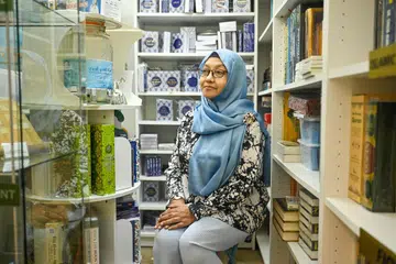 Isteri kepada Allahyarham Mohamed Rafie Noor Mohamed, yang juga pemilik kedai buku, Iqra’ Book House, Cik Aminah Maidin, rasa terkilan perlu melepaskan kedai buku suaminya kerana beliau kurang mahir dan tidak berdaya meneruskan perniagaan kedai buku itu.