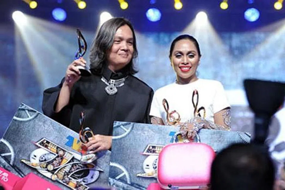 TEMPAT KETIGA: Penyanyi Dayang Nurfaizah bersama penulis lirik Iman Imran meraikan kejayaan lagu 'Di Pintu Syurga' yang menduduki tempat ketiga sementara Dayang juga memenangi Persembahan Vokal Terbaik. 