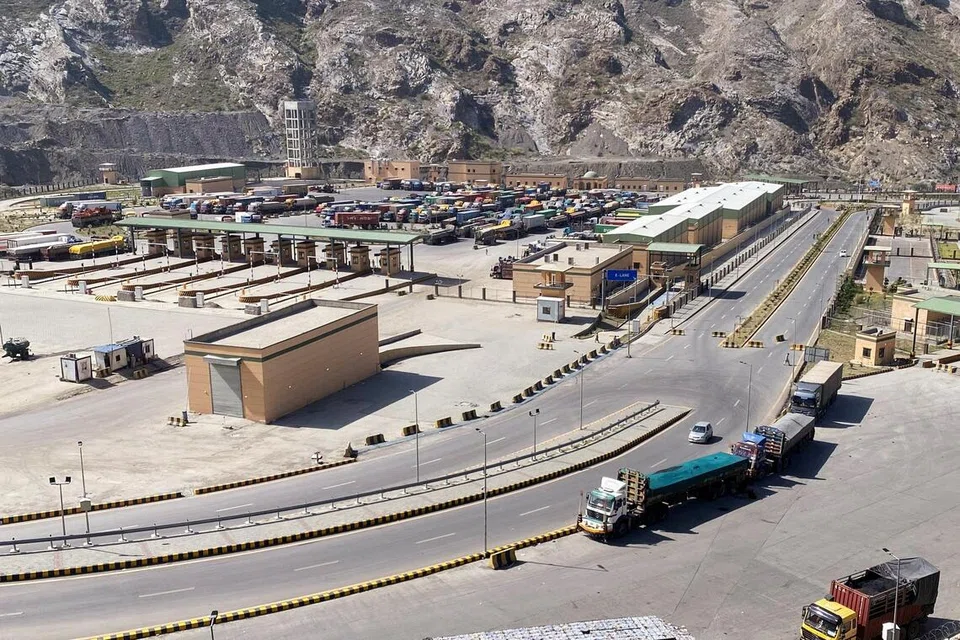 Lori berhenti di pintu sempadan Torkham selepas Pakistan menutup sempadan dengan Afghanistan susulan pertukaran tembakan antara tentera kedua-dua negara, di Torkham, Pakistan, pada 12 Oktober.