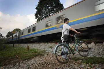Keretapi Tanah Melayu (KTM) satu ketika dulu meluncur di gerabak dari stesen Tanjong Pagar melalui Commonwealth Drive ke Woodlands sebelum menyeberangi Malaysia