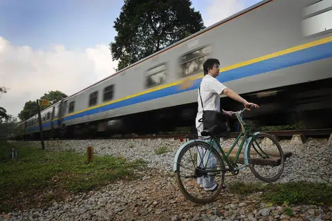 Keretapi Tanah Melayu (KTM) satu ketika dulu meluncur di gerabak dari stesen Tanjong Pagar melalui Commonwealth Drive ke Woodlands sebelum menyeberangi Malaysia