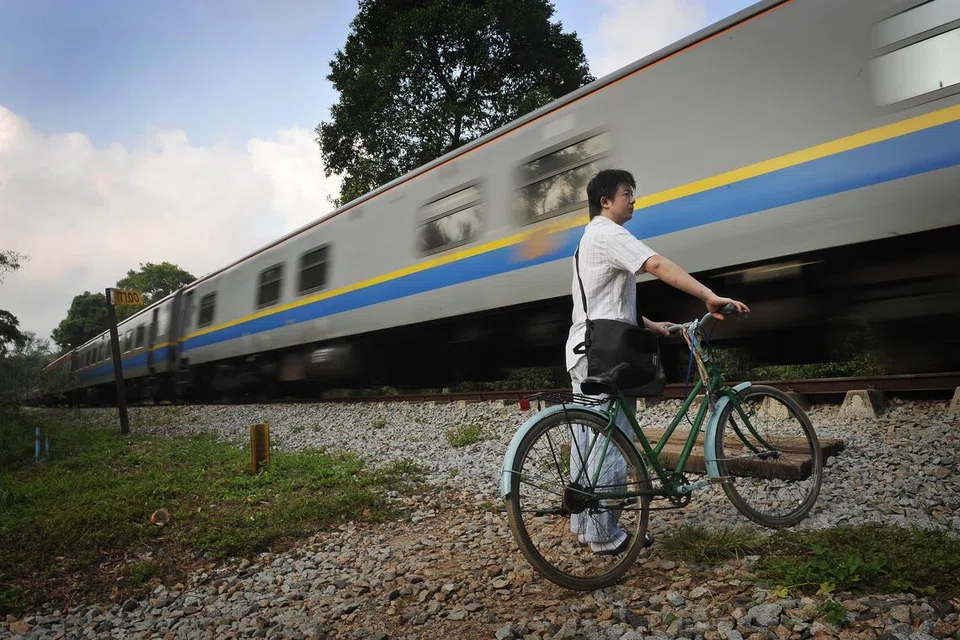 Keretapi Tanah Melayu (KTM) satu ketika dulu meluncur di gerabak dari stesen Tanjong Pagar melalui Commonwealth Drive ke Woodlands sebelum menyeberangi Malaysia
