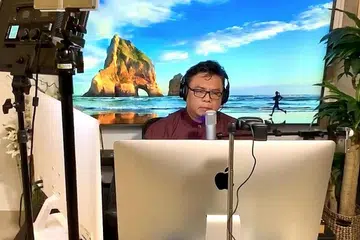 RUMAH JADI STUDIO: Suhaimi Yusof 'mengorbankan' satu sudut ruang tamunya untuk dijadikan studio sebagai antara penyesuaian semasa tempoh pemutus rantaian jangkitan berkuatkuasa. - Foto ihsan SUHAIMI YUSOF