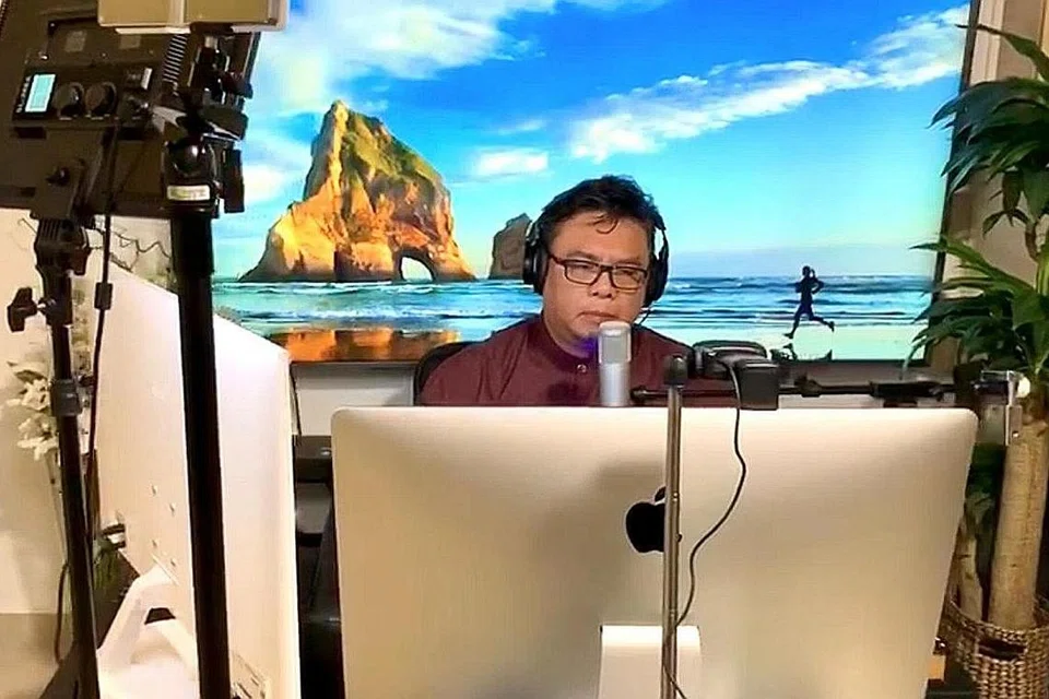 RUMAH JADI STUDIO: Suhaimi Yusof 'mengorbankan' satu sudut ruang tamunya untuk dijadikan studio sebagai antara penyesuaian semasa tempoh pemutus rantaian jangkitan berkuatkuasa. - Foto ihsan SUHAIMI YUSOF