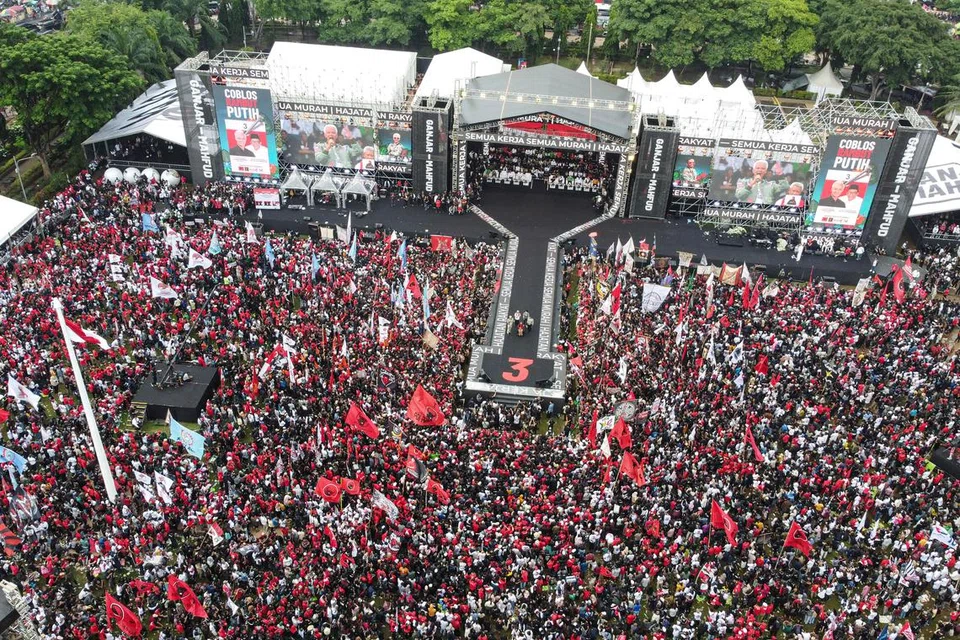 Parti Demokrasi Indonesia Perjuangan (PDI-P) mendakwa terdapat salah guna kuasa, daripada aspek undang-undang melibatkan penggunaan kemudahan negara dalam Pilihan Raya Presiden 2024 pada 14 Februari. Gambar merakam kempen pilihan raya bagi menyokong pencalonan mantan gabenor wilayah Jawa Tengah, Encik Ganjar Pranowo.