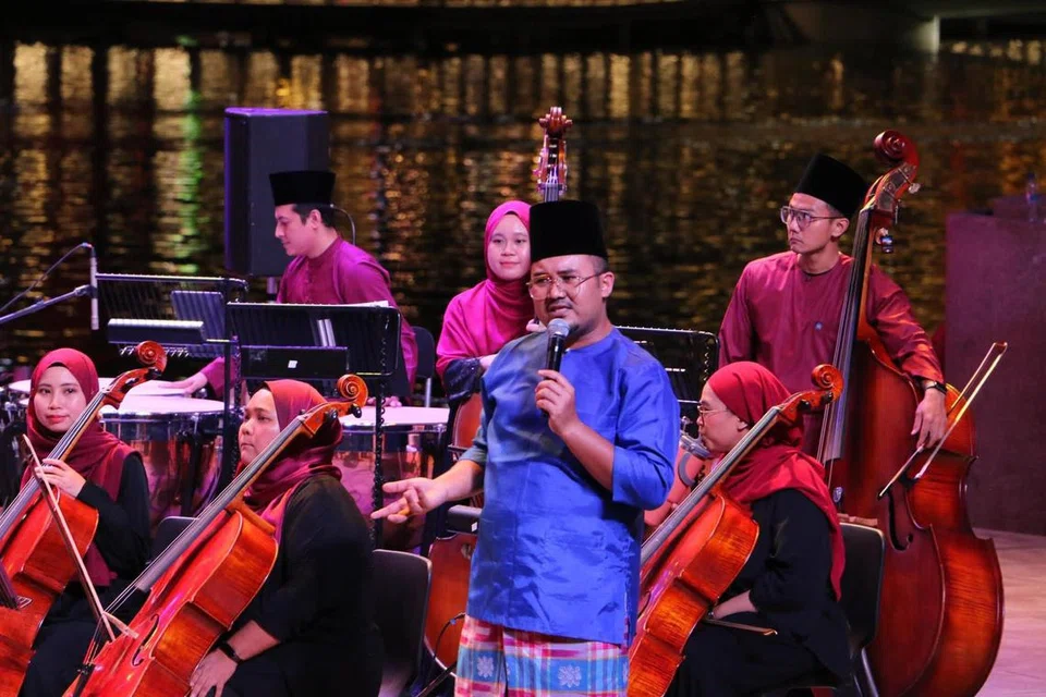 Encik Muhammad Firdaus Mohamad, yang lebih dikenali sebagai Megat, menerima Biasiswa Seni Majlis Seni Kebangsaan (NAC) bagi pengajian Sarjana Seni Halus dalam Pengarahan Klasik, Studio, Kontemporari dan Teknologi Rakaman Berkaitan di Akademi Seni Halus Eropah (Bulgaria). 