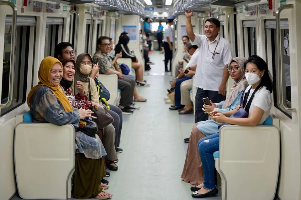 SAMBUTAN BAIK: Pemerintah Indonesia menaruh harapan tinggi terhadap LRT, menjangkakan kapasiti mengangkut sehingga 180,000 penumpang setiap hari.