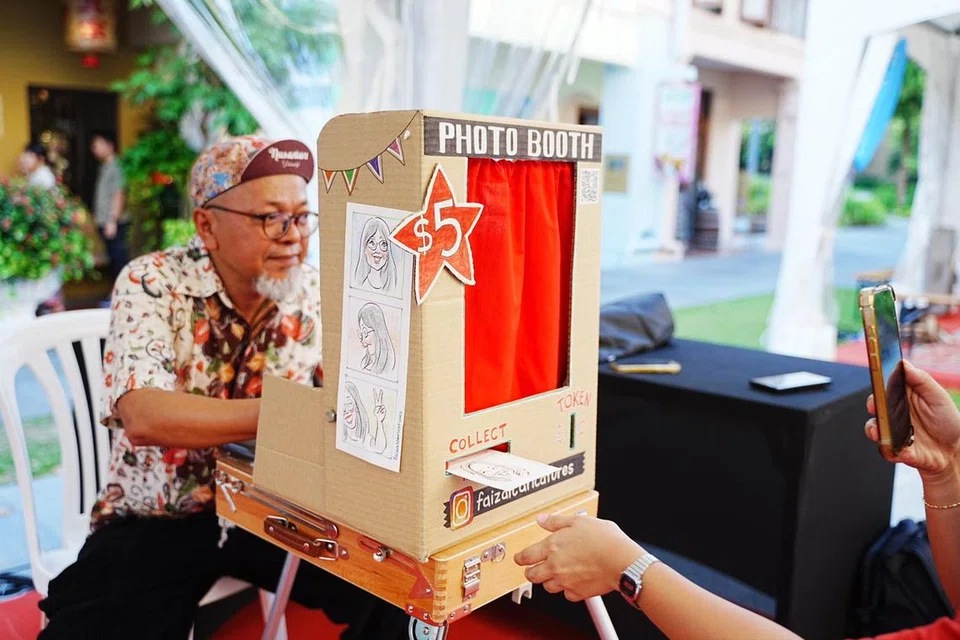 Pelanggan mengambil lukisan mereka di ruang bawah mirip seperti mesin foto yang dicetak.