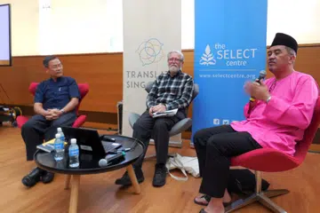 SEBARAN JAGAT: Banyak karya Encik Isa Kamari tersebar luas hasil terjemahan termasuk yang terbaru, 'Pilgrimage', yang diusahakan Profesor Harry Aveling (tengah) dan diterbitkan oleh syarikat buku Ethos yang diketuai Encik Fong Hoe Fang (kiri), moderator dalam forum 'Mari Kita Berbual-Bual' anjuran Select Centre di Galeri Negara pada 25 September lalu. Gambar bawah kulit buku 'Pilgrimage' - terjemahan daripada buku kumpulan sajak 'Munajat Sukma'. - Foto MOHD RAMAN DAUD