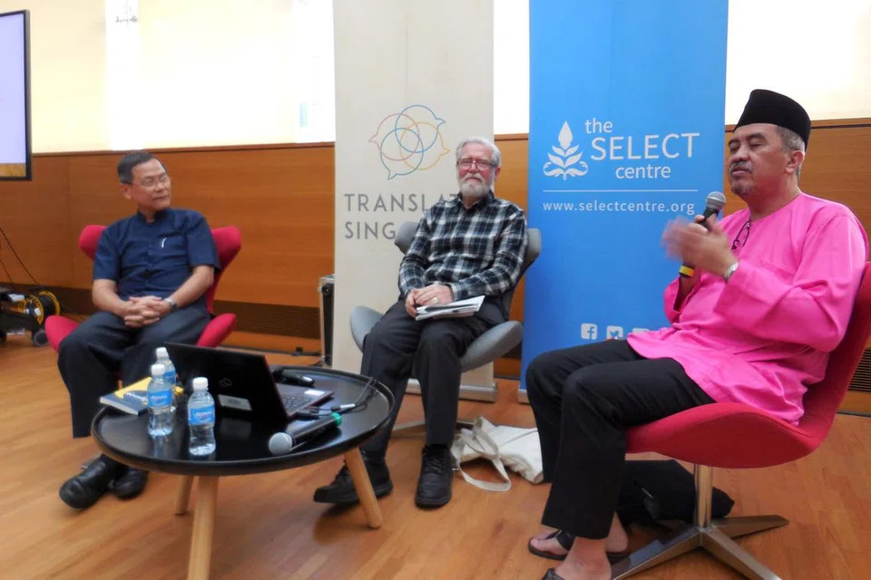 SEBARAN JAGAT: Banyak karya Encik Isa Kamari tersebar luas hasil terjemahan termasuk yang terbaru, 'Pilgrimage', yang diusahakan Profesor Harry Aveling (tengah) dan diterbitkan oleh syarikat buku Ethos yang diketuai Encik Fong Hoe Fang (kiri), moderator dalam forum 'Mari Kita Berbual-Bual' anjuran Select Centre di Galeri Negara pada 25 September lalu. Gambar bawah kulit buku 'Pilgrimage' - terjemahan daripada buku kumpulan sajak 'Munajat Sukma'. - Foto MOHD RAMAN DAUD