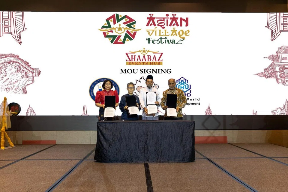 Memorandum Persefahaman (MOU) antara Shaabaz Events Hub, Aftertaste, United World Halal Development dan Kedutaan Filipina dimeterai oleh (dari kiri) wakil Kedutaan Filipina, Cik Rosellie L. Bantay; pengasas Aftertaste, Cik Nicke Wong; pengasas Shaabaz Events Hub, Encik Abdul Malieq Abdul Salam; dan pengerusi United World Halal Development, Dr Mohamed Jinna, pada 18 Ogos untuk melangsungkan Festival Perkampungan Asia pada Oktober.