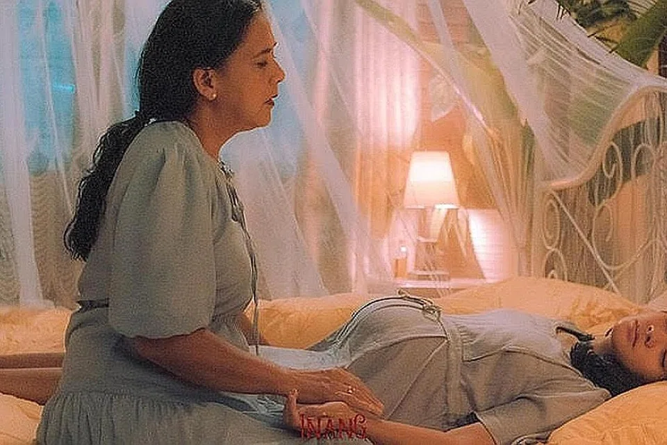 CABARAN BAWA WATAK BERMUSLIHAT: Lydia, selaku Eva (kiri) yang berbuat baik kepada seorang wanita hamil di luar nikah, Wulan (lakonan anaknya Naysilla Mirdad) dalam filem seram-misteri Inang, perlu peka pada ekspresi wajah seorang psikopat yang menyorok niat jahat. - Foto IDN PICTURES