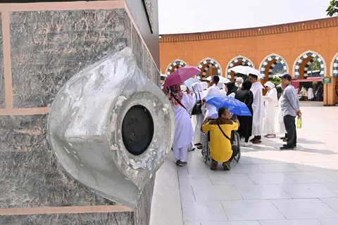 Anggota jemaah Indonesia mengelilingi replika Kaabah di Pusat Latihan Almahmudah Manasik di Tangerang Selatan, wilayah Banten, pada 4 Mei 2024, tempat jemaah haji berlatih untuk menunaikan ibadah haji di Makkah.