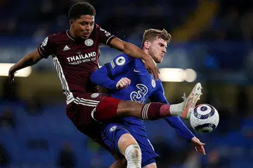 ADGASDASDFGS: Pemain Leicester City Wesley Fofana (kiri) dan Timo Werner daripada Chelsea berebut bola dalam perlawanan di Stamford Bridge semalam. - Foto AFP