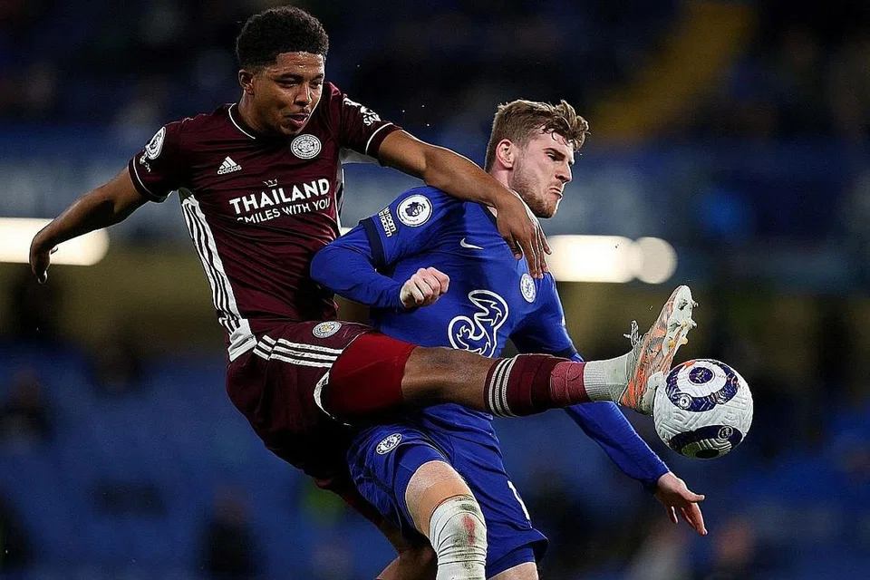 ADGASDASDFGS: Pemain Leicester City Wesley Fofana (kiri) dan Timo Werner daripada Chelsea berebut bola dalam perlawanan di Stamford Bridge semalam. - Foto AFP