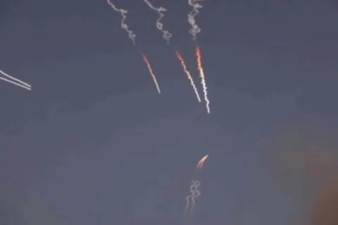 Peluru berpandu Iran dilancarkan ketika Pengawal Revolusi Iran berkata pihaknya melancarkan serangan terhadap sebuah pangkalan tentera Amerika Syarikat di Jordan dan 21 sasaran lain di rantau Teluk pada 10 Jun sebagai tindak balas terhadap serangan Washington di sekitar Selat Hormuz, menurut rakaman video yang dikeluarkan dari Teheran, Iran pada 10 Jun 2026.