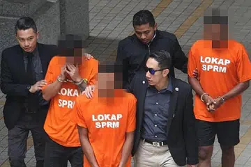 DIREMAN: Tiga pemain sebuah kelab bola sepak dalam Liga Perdana Malaysia, yang ditahan kerana dipercayai menerima sogokan bagi menentukan keputusan perlawanan, tiba di Mahkamah Majistret, Putrajaya, kelmarin untuk direman. - Foto NSTP