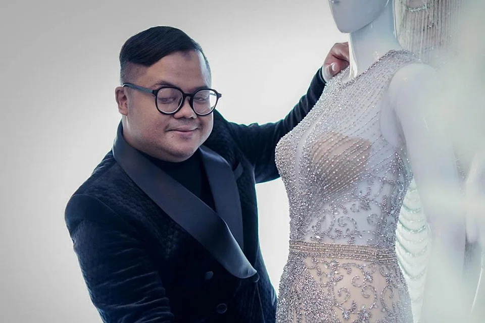 TERHARU WAKILI SINGAPURA: Encik Dicky Ishak tidak menduga ada rezeki menghasilkan rekaan fesyen kostum kebangsaan, gaun malam dan gaun koktel buat Ratu Singapura gunakan pada acara Ratu Universe di Hollywood, Florida, bulan depan. - Foto BH oleh NUR DIYANA TAHA