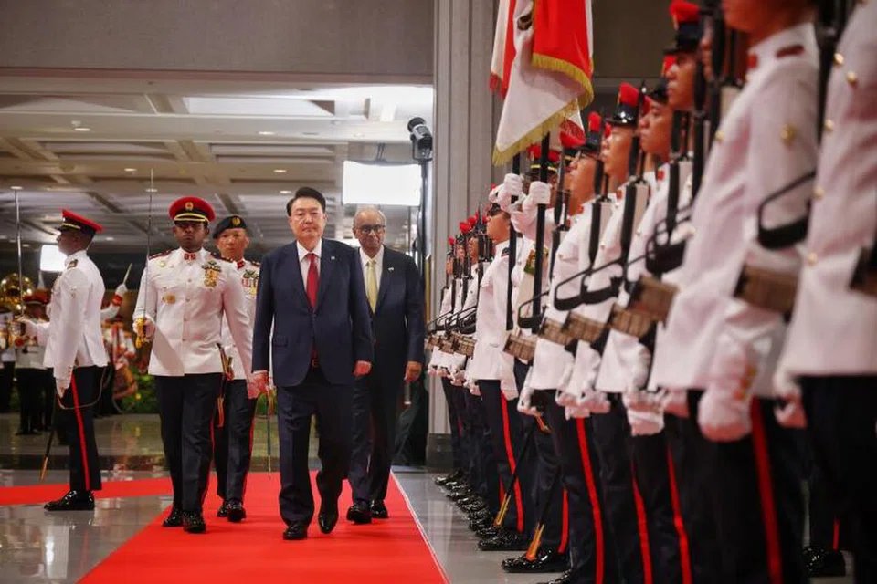 Presiden Korea Selatan, Encik Yoon Suk Yeol menerima sambutan penuh istiadat di Bangunan Parlimen sambil diiringi Presiden Tharman Shanmugaratnam, semasa lawatannya ke Singapura pada 8 Oktober.