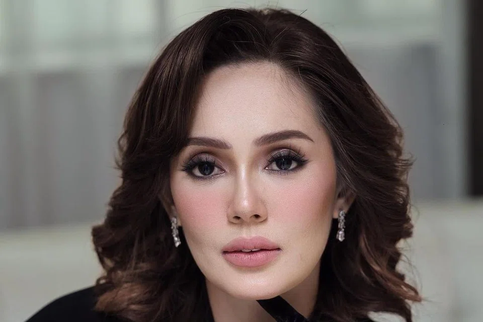 Pelakon Malaysia, Uqasha Senrose, meminta bekas pembantu peribadinya mengemukakan bukti jika benar dirinya melakukan kekasaran.