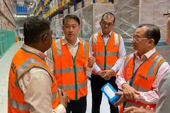 TINJAU BEKALAN: Dr Lam Pin Min (dua dari kiri) dan Encik Seah Kian Peng (kanan) melawat salah sebuah gedung untuk memeriksa bekalan pelitup di Singapura. - Foto: FACEBOOK/Dr Lam Pin Min