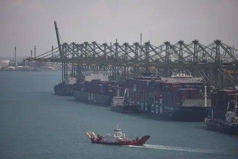  kapal bekalan karam, perairan luar Terminal Pasir Panjang, 3 maut