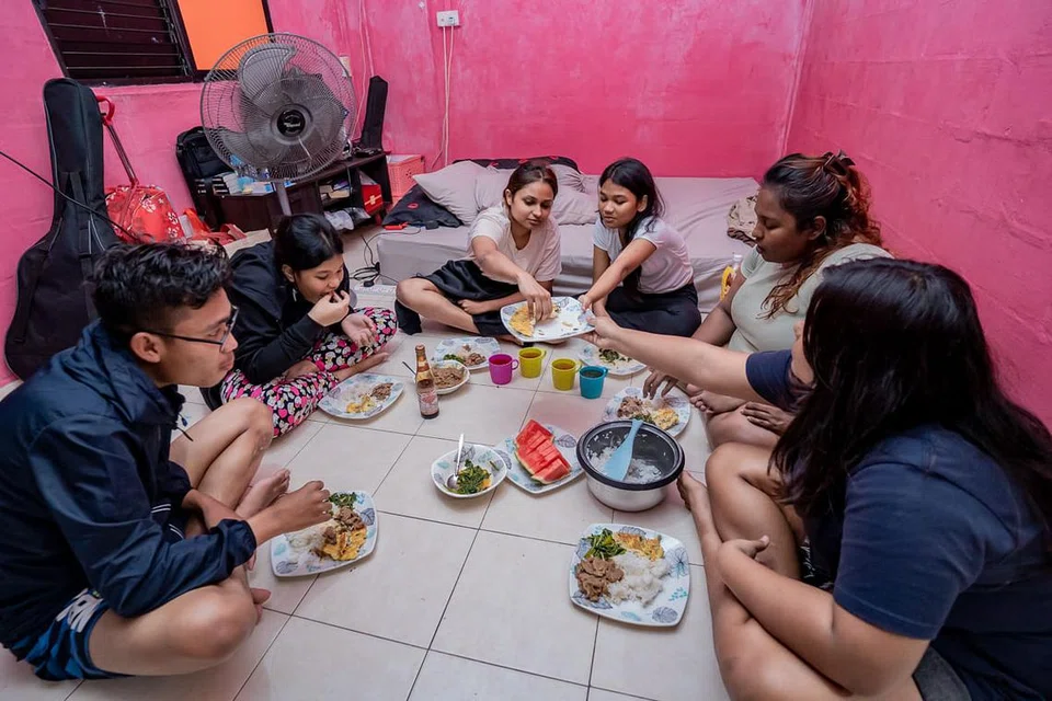 IBU TUNGGAL TERTEKAN: Perlu sediakan makanan setiap hari bagi lima anak dan mesti peruntukkan wang setiap kali menerima gaji hariannya untuk membeli barangan dapur. - Foto NUR DIYANA TAHA 