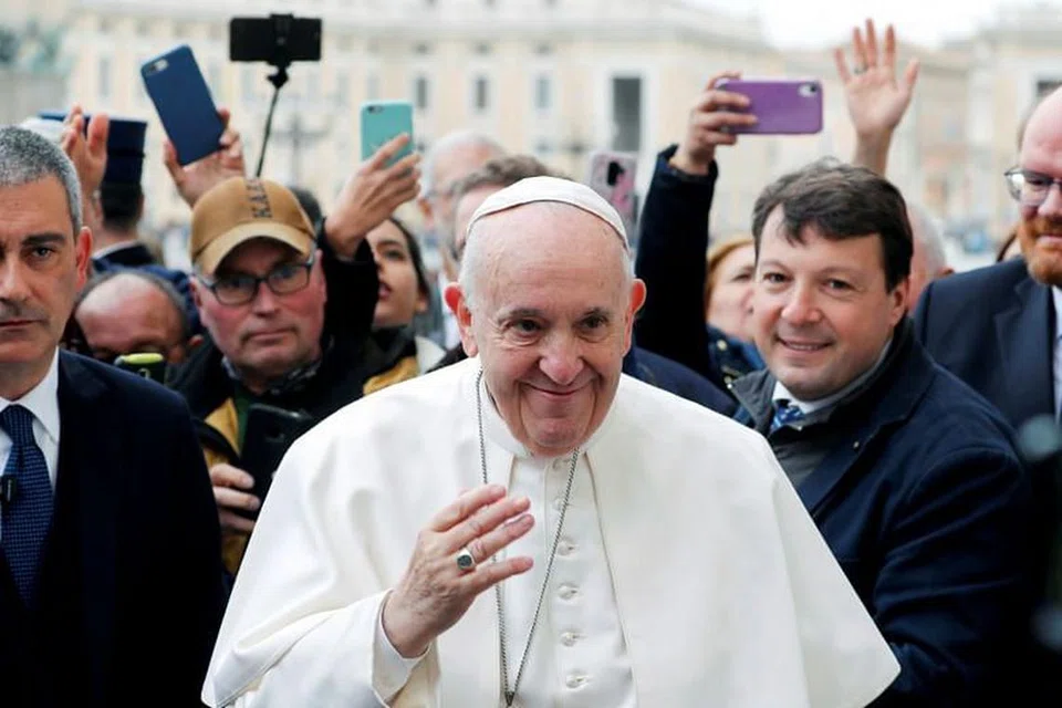 Paus Francis jatuh sakit sedang Italy melawan penularan koronavirus yang kian meningkat.