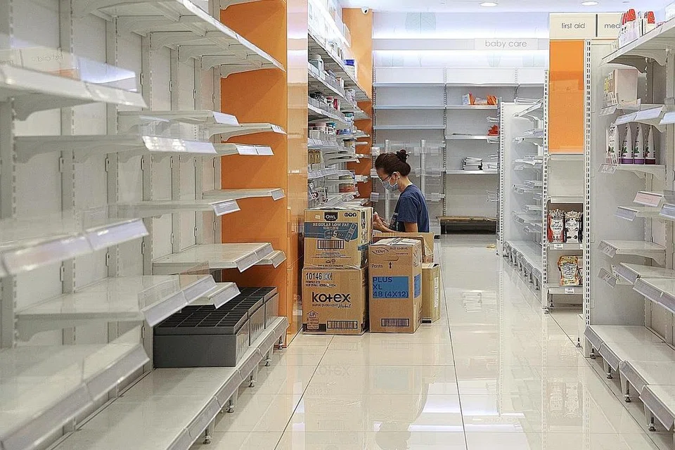 PUSAT BELI-BELAH DITUTUP: Rak-rak di Guardian (gambar atas) dikosongkan sebelum pusat beli-belah Liang Court tamatkan operasinya kelmarin. - Foto-foto BH oleh MARCELLIN LOPEZ