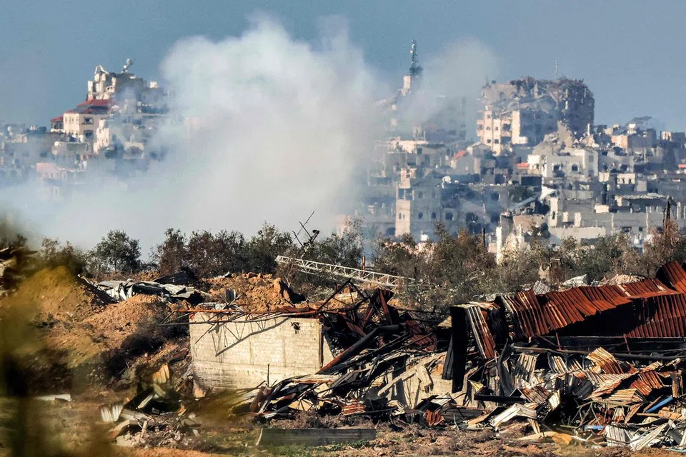 PERANG BERLARUTAN: Israel meneruskan pengeboman di kawasan Gaza yang bersempadankan selatan Israel dalam usaha berterusan bagi memusnahkan Hamas.