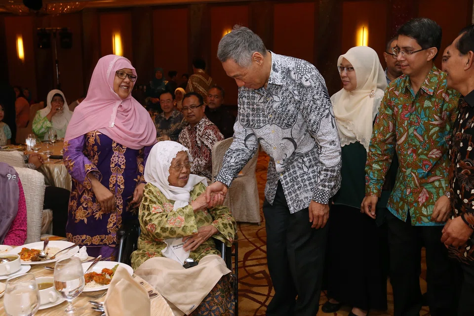 Encik Lee Hsien Loong, yang merupakan Perdana Menteri pada ketika itu, menyampaikan token penghargaan kepada balu pendeta Dr Haji Muhammad Ariff Ahmad, Cikgu Sarinah Haniff, di majlis Anugerah Guru Arif Budiman pada November 2016. Bersama mereka ialah anak Allahyarhamha, Cik Shahrulbariah Muhammad Ariff (kiri).