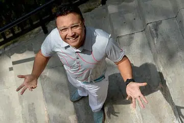 JIWA MASYARAKAT: Encik Rosman Sarpani atau lebih dikenali sebagai Ross dalam kalangan pelanggannya suka bertemu pelbagai lapisan masyarakat di sesi-sesi maraton seperti larian amal SGX Bull Charge. Beliau juga terdorong menyertai larian maraton bahkan berjaya menurunkan berat badannya sebanyak lapan kilogram setelah beranikan diri ikut serta berlari dan dipengaruhi semangat positif beberapa peserta yang kini teman karibnya. - Foto ihsan ROSMAN SARPANI dan TUKIMAN WARJI