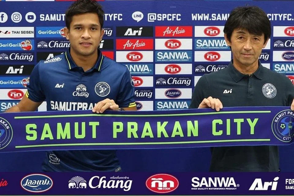 KEKAL DI ANTARA LIGA TERBAIK ASIA TENGGARA: Pemain midfield Singapura Zulfahmi Arifin (kiri) bersama ketua jurulatih Samut Prakan City FC Masatada Ishii (kanan) selepas menandatangani kontrak dengan kelab Liga 1 Thailand. - Foto FACEBOOK SAMUT PRAKAN CITY FC