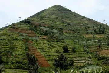 Gunung Padang dianggap piramid yang tersembunyi di sebalik bukit di sebuah pulau di Jawa Barat, Indonesia, berkemungkinan menjadi piramid tertua di dunia. 