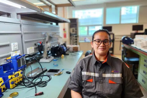 PELUANG KERJAYA: Cik Nur Arfa Taqiah Mohamad Noor Azhar merupakan salah seorang daripada empat pelajar Institut Pendidikan Teknikal (ITE) yang dipilih bagi program ‘Enabling Pathway’, yang membolehkannya bekerja sebagai juruteknik pengisyaratan sambil menjalani Diploma Bekerja-Belajar dalam bidang Kejuruteraan Pengangkutan Darat (Rel) di ITE Kolej Barat, mulai April 2025.