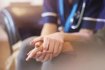 PENTING JAGA DIRI DAN TINGKAT ILMU: Sebagai penjaga, penting untuk menjaga kesihatan mental dan fizikal sendiri. Jalankan tanggungjawab menjaga orang yang anda sayangi yang menghidapi demensia dengan penuh tanggungjawab dengan mempelajari berkenaan keadaan dan cara menguruskan tanda-tanda yang ada. - Foto ISTOCKPHOTO