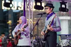 Vokalis Zelotones, Nuraziana Mohamed Said, dan pemain bes, Muhammad Zahier Samad, membuat persembahan di konsert ‘Purple Parade’ pada 2023 di Suntec City.