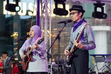Vokalis Zelotones, Nuraziana Mohamed Said, dan pemain bes, Muhammad Zahier Samad, membuat persembahan di konsert ‘Purple Parade’ pada 2023 di Suntec City.