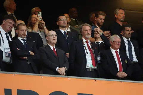 Pengerusi Manchester United, Avram Glazer (dua dari kiri), pemegang saham utama, Jim Ratcliffe (dua dari kanan), dan bekas pengurus, Sir Alex Ferguson (kanan), menghadiri final Liga Europa antara Tottenham Hotspur dan Manchester United di Bilbao, Sepanyol, pada 21 Mei 2025. Tumpuan kini tertumpu kepada Glazer dan Ratcliffe serta ahli lembaga pengarah lain untuk beri sokongan yang Amorim perlukan untuk musim depan. 