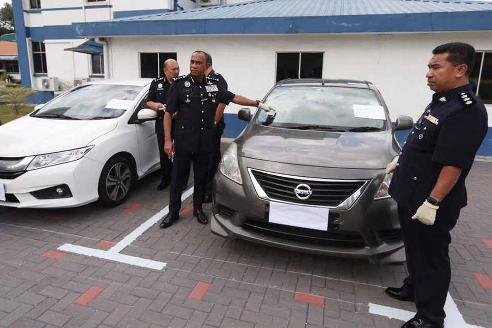 BUKTI KES: Ketua Polis Johor Mohd Khalil Mohd Kader menunjukkan bukti kes dalam sidang akhbar semalam. - Foto BH oleh ZAIHAN MOHAMED YUSOF