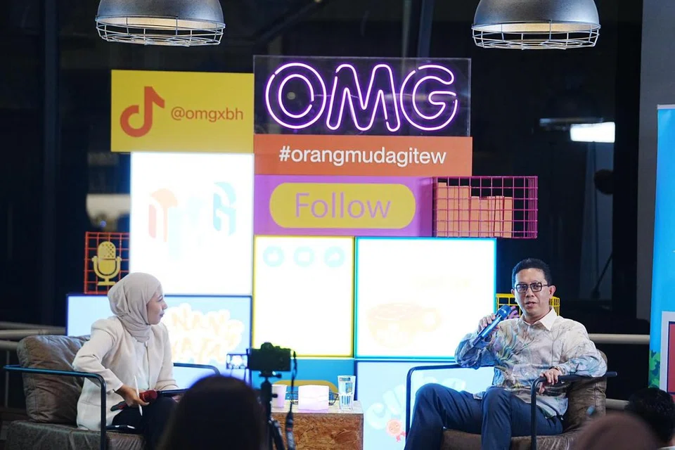 Profesor Madya Dr Abdul Razakjr Omar, berkongsi pengalaman hidupnya kepada peserta yang hadir. Bersama beliau ialah Cik Kaiyishah Ayuni selaku hos sesi perkongsian tersebut. 