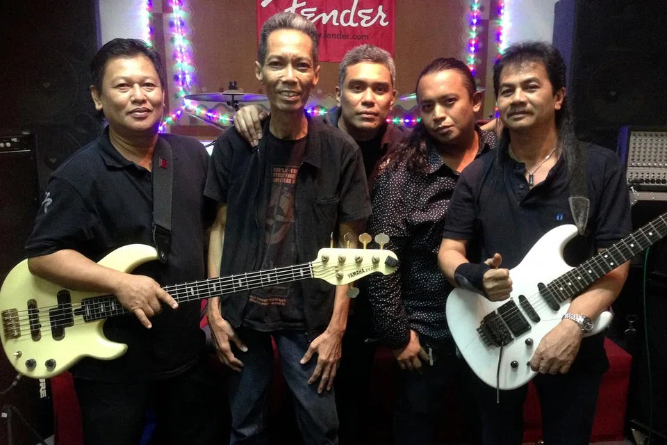 KUMPULAN BARU: Pemuzik berpengalaman setempat berganding untuk menubuhkan kumpulan rok baru, D'Jamz. Anggota terdiri daripada (dari kiri) pemain bes Samsuri Zin (Samsuri); pemain keyboard Kamarudin Madon (Dino); pemain dram Shahrin Abdul Hamid (Shahrin); penyanyi Norshahrul Mohamad Salim (Shahrulz); dan pemain gitar utama Syed Khairulizad Syed Mohd Harith (Syed Izad). - Foto ihsan D'JAMZ 