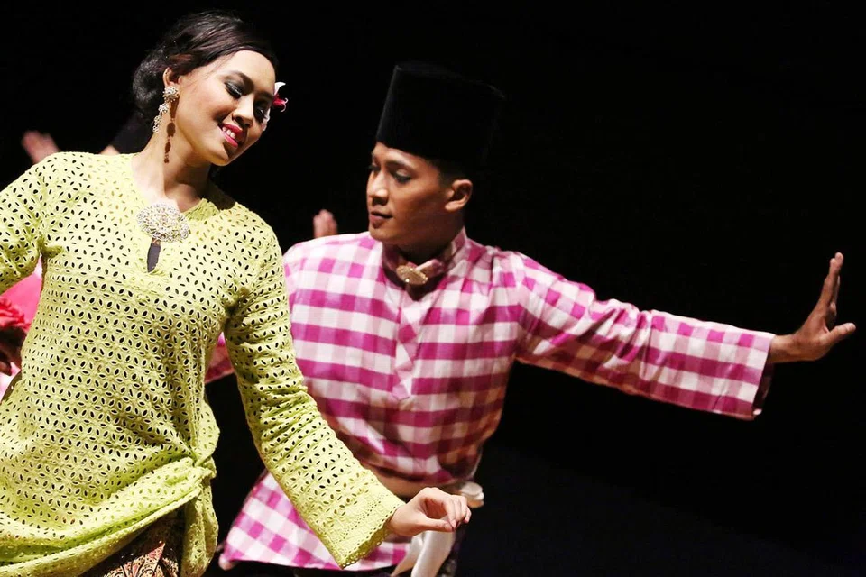 TARIAN TRADISIONAL: Inilah tarian kreatif tradisional oleh Era Dance Theatre yang dipersembahkan dalam persembahan Akar Subur yang lalu. - Foto ERA DANCE THEATRE LIMITED