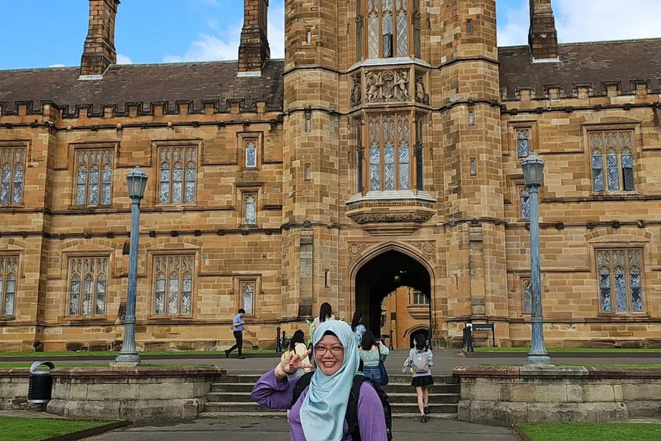 BANYAK BELAJAR TENTANG KECERDASAN BUATAN: Cik Siti Nur Ida Mohd Ali hargai peluang lima hari mengikuti modul ‘Tadbir Urus Media Digital’ yang meliputi pembelajaran tentang kecerdasan buatan (AI) di Universiti Sydney.