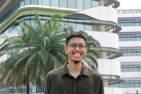 Walau berdepan pelbagai cabaran, Encik Muhammad Raziq Azman, yang kini bergelar mahasiswa, terus gigih memburu impian menjadi jurutera dan pereka inovasi, demi membina masa depan lebih baik untuk dirinya dan keluarga, dengan sokongan Dana Siap ke Sekolah (RFS) AMP Singapura.